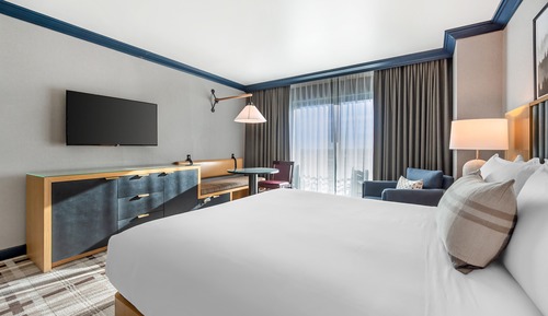 Room, 1 King Bed, Balcony, Mountain View (Spacious)