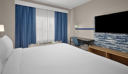 Standard Room, 1 King Bed, Roll-in Shower (Roll-In Shower)