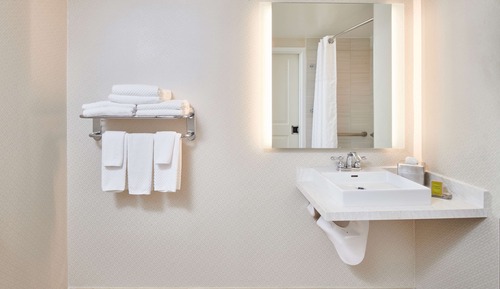Deluxe Room, 1 King Bed, Accessible (Roll-In Shower)