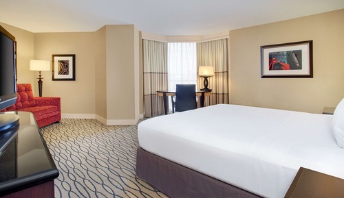 1 King Bed – Deluxe Room - Hearing Accessible