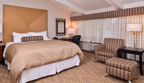 Deluxe Room, 1 King Bed, Refrigerator, Courtyard Area