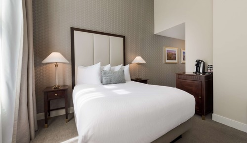 Standard Room, 1 Queen Bed, Non Smoking, Refrigerator & Microwave