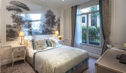 Superior Queen room, city or courtyard view