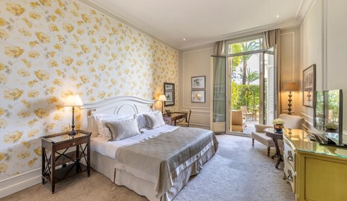 Deluxe room, city or courtyard view