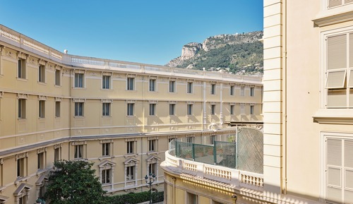 Deluxe Prestige Room - city or courtyard view