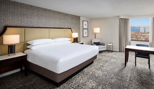 Deluxe Room, 1 King Bed, Corner