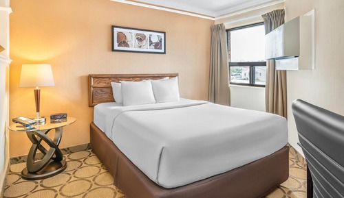 Suite, 1 Queen Bed, Non Smoking (Upgrade)