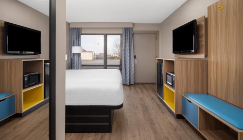 Room, 1 King Bed, Roll-in Shower, Non Smoking