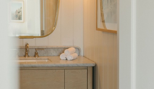 Room, 1 King Bed, Roll-in Shower (Peninsula View)