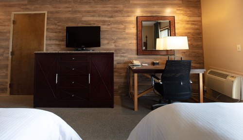 Deluxe Queen Queen with Riverview