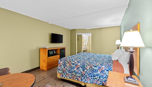 Room, 1 King Bed, Accessible, Smoking