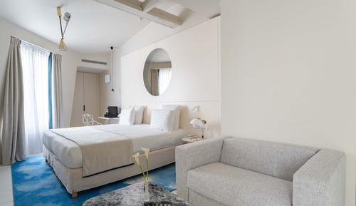 Executive Room - Complimentary soft minibar,courtesy tray, Chromecast and digital press