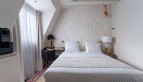 Single Room - Complimentary soft minibar,courtesy tray, Chromecast and digital press
