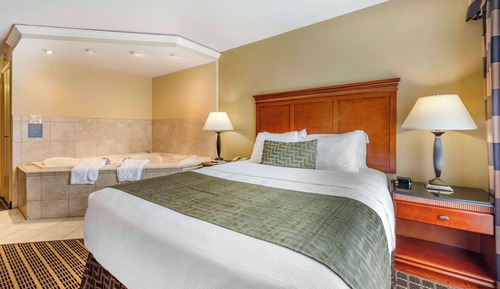 Suite, 1 Queen Bed, Jetted Tub, Pool View (Walk-in Shower)