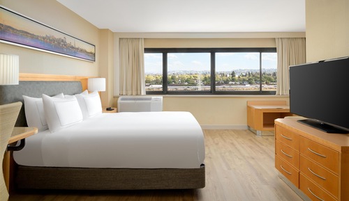 One Queen Deluxe Access - No Resort Fee