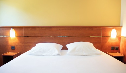 Comfort Room, Connecting Rooms