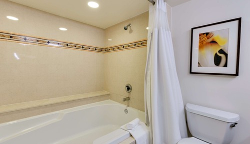 Coastal View Two Queen Beds Double Balcony