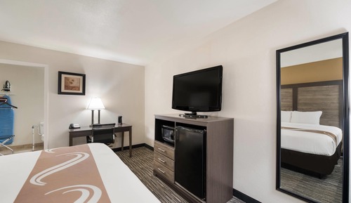 Room, 1 King Bed, Accessible, Smoking