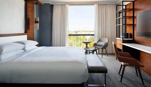 Room, 1 King Bed (Mobility/Hearing Access, Roll-in Shwr)