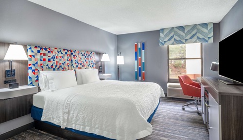 Room, 1 King Bed, Mobility Accessible, Microwave