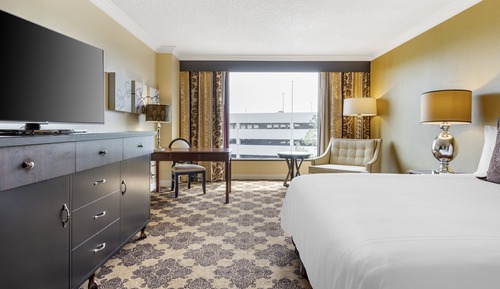 Premier Room, 1 King Bed, Pool View (Signature)