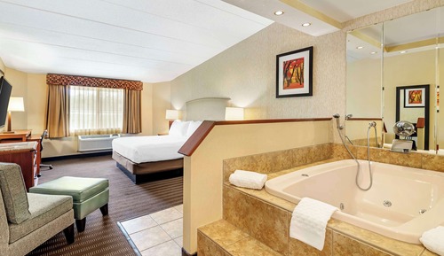 Suite, 1 King Bed, Non Smoking, Jetted Tub