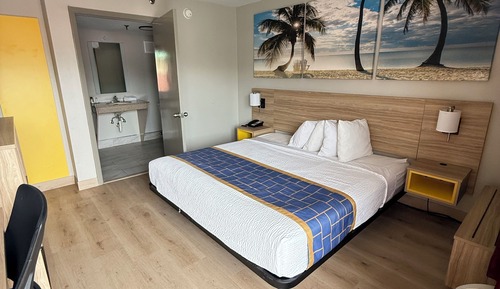 Room, 1 King Bed, Accessible, Non Smoking (Bathtub w/ Grab Bars)