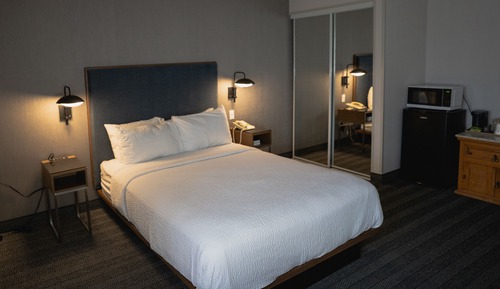 Room, 1 Queen Bed (Mobility/Hearing Access, Roll-In Shwr)