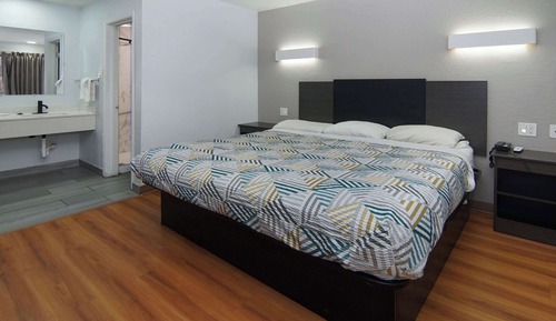 Deluxe Room, 1 King Bed, Non Smoking, Refrigerator & Microwave