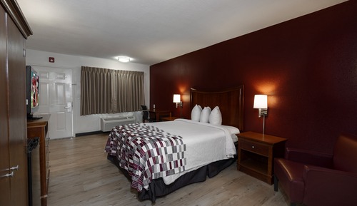 Deluxe Room, 1 Queen Bed, Smoking (First Floor)