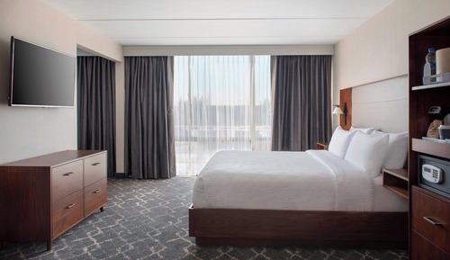 Junior Suite, 1 King Bed (Mobility Accessible, Roll-In Shower)