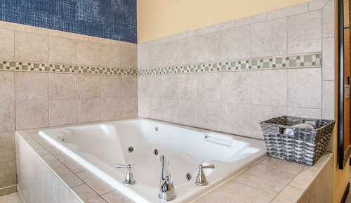 Suite, 1 Queen Bed, Non Smoking, Jetted Tub