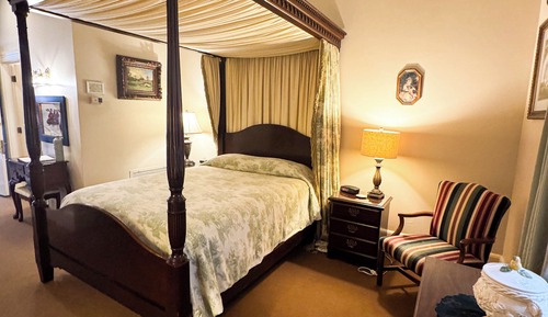 Room, 1 Queen Bed (Rosalie Beekman)