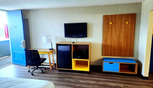 Room, 1 Queen Bed, Refrigerator & Microwave