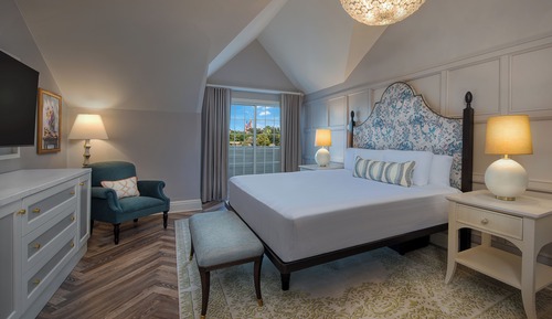 2 Bedroom Suite-Club Level Access. Hearing accessible - visual alarms and notifications. 1 king bed,