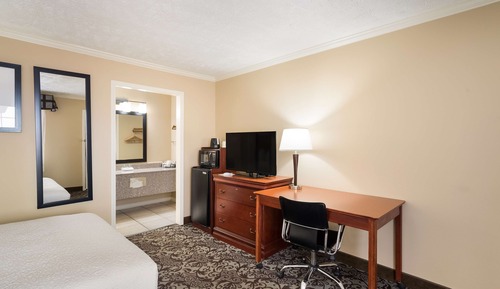 Standard Room, 1 Queen Bed, Non Smoking, Refrigerator & Microwave