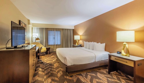 Suite, 1 King Bed, Accessible, Bathtub