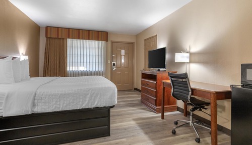 Standard Room, 1 King Bed, Accessible, Bathtub