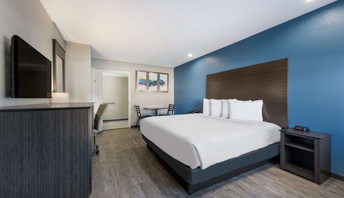 Standard Room, 1 King Bed, Accessible, Kitchenette