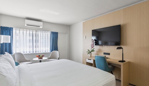 Deluxe Room, 1 King Bed, Partial Ocean View