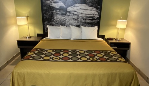 Studio Suite, 1 King Bed, Smoking