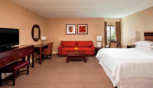 Junior Suite, 1 King Bed with Sofa bed (Mobility/Hearing Accessible, Tub)