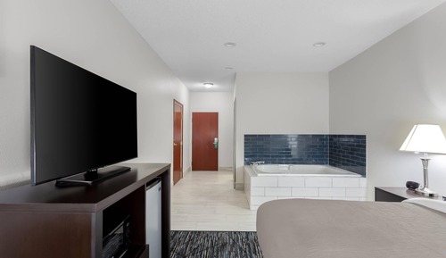 Suite, Non Smoking, Jetted Tub (1 King Bedroom)