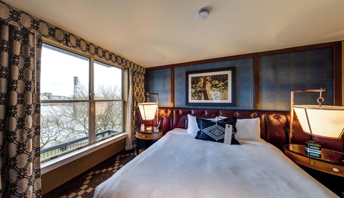 Studio Suite, 1 King Bed (Willamette River View)