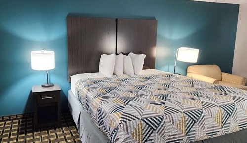 Deluxe Room, 1 King Bed, Accessible, Smoking
