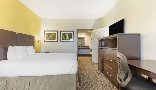 Standard Room, 1 King Bed, Accessible, Bathtub