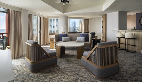 Luxury Suite, 1 Queen Bed (Mobility/Hearing Access, Roll-in Shwr)
