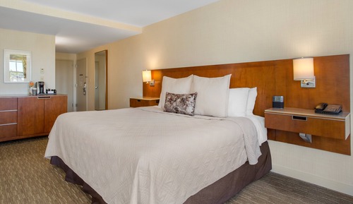 Signature Room, 1 King Bed (East Tower)