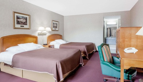 Family Room, 2 Queen Beds, Non Smoking