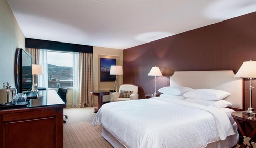 Club Room, 1 Queen Bed, City View